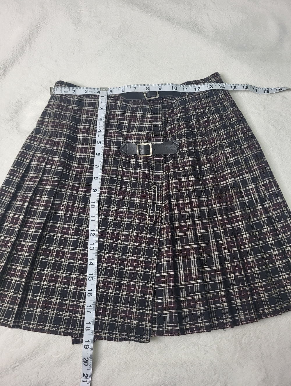 Smart Set 90s Plaid A-Line Buckle Skirt in Black and Burgundy. Size 11 - Picture 6 of 9
